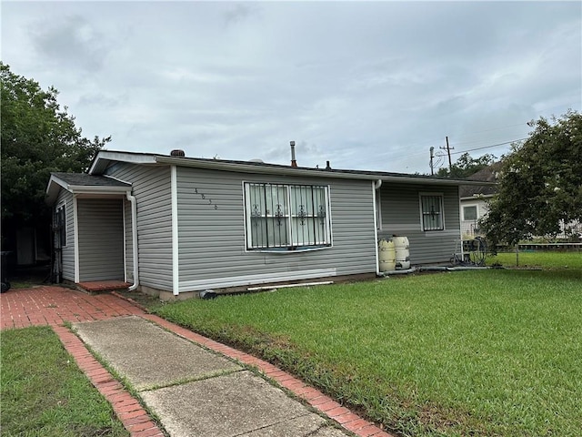 manufactured / mobile home featuring a front lawn