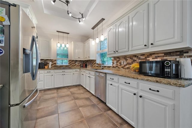 kitchen with stainless steel appliances, decorative light fixtures, sink, and white cabinets