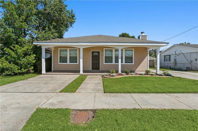 view of front facade featuring a porch and a front lawn