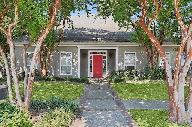 view of front facade with a front yard