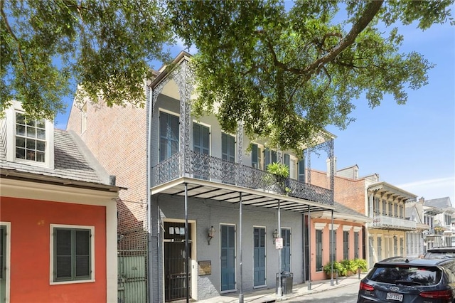 view of front of property with a balcony