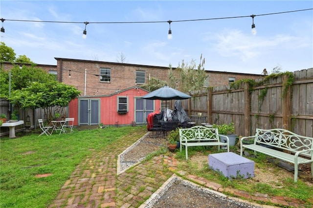 view of yard featuring a shed