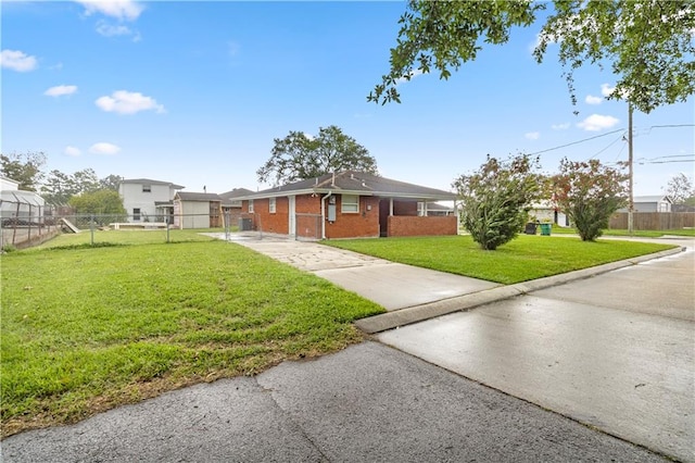 view of front of property featuring a front yard