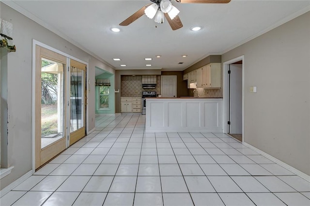 kitchen with stainless steel electric stove, a healthy amount of sunlight, backsplash, and ceiling fan