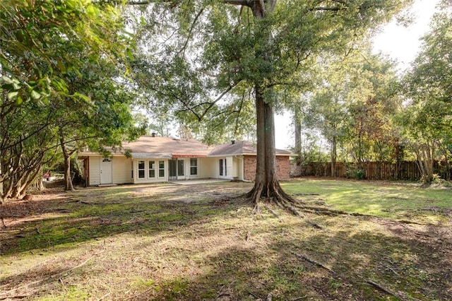 view of yard featuring a patio