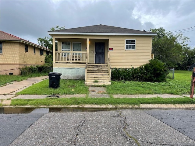 4653 Dale St, New Orleans, LA 70126 - bungalow-style home featuring a porch and a front yard