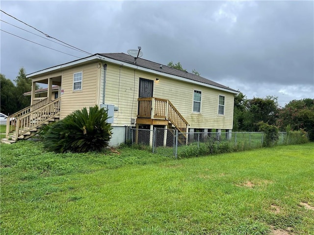 back of house featuring a yard