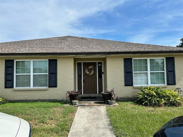 single story home with a front lawn