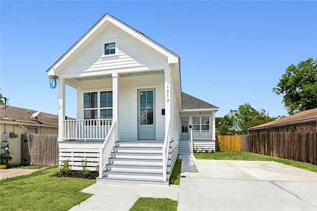 view of front of home featuring a porch and a front yard