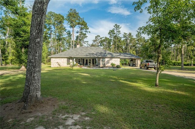 single story home with a front lawn