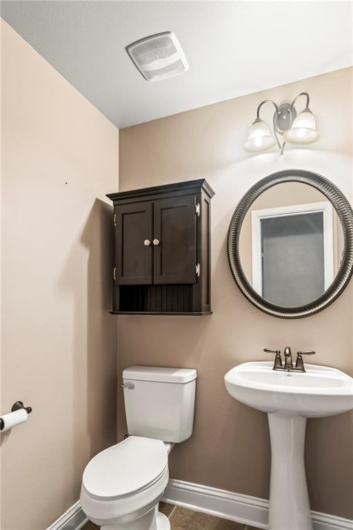 bathroom featuring toilet and sink