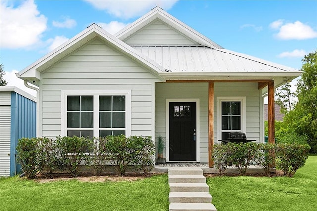 view of front of house with a front lawn