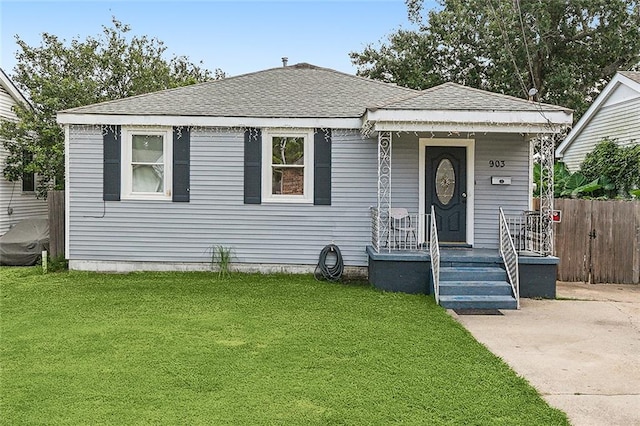 view of front of home featuring a front lawn