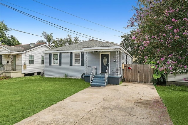 view of front of home featuring a front yard