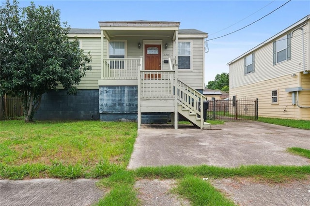 view of front of property featuring a front lawn