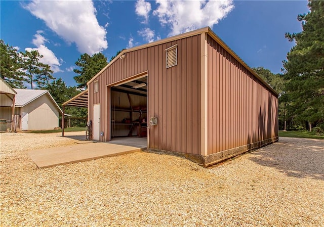 view of pole building with driveway