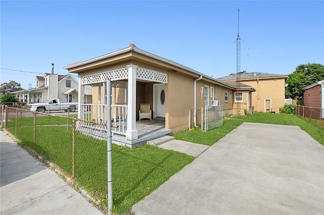 view of front of property with a front yard