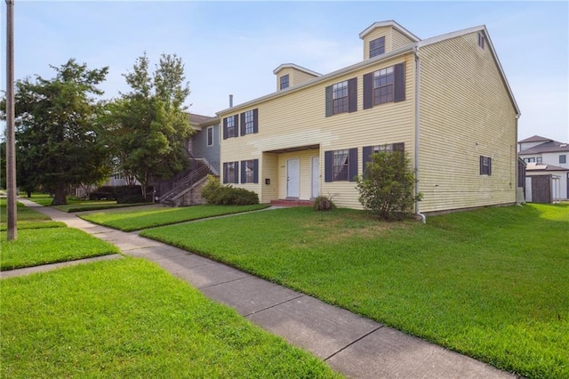 view of front of property featuring a front lawn