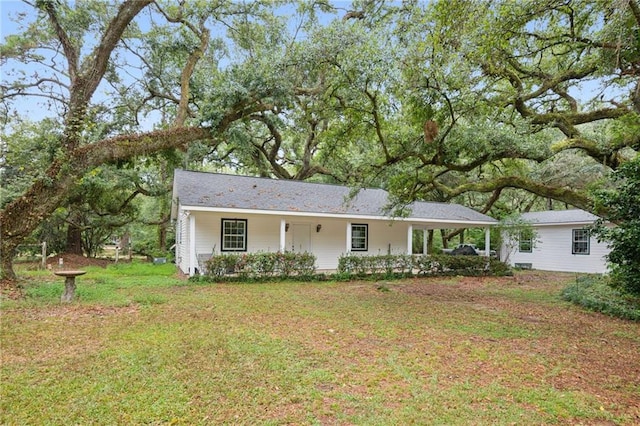 single story home featuring a front lawn