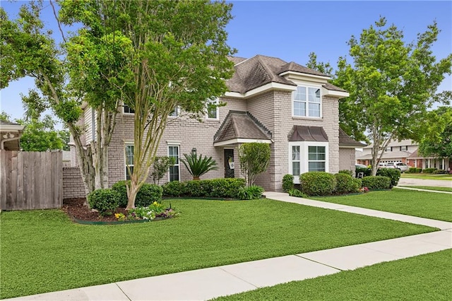 view of front of property featuring a front yard