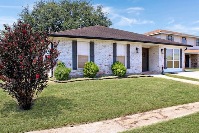 view of front of home featuring a front yard