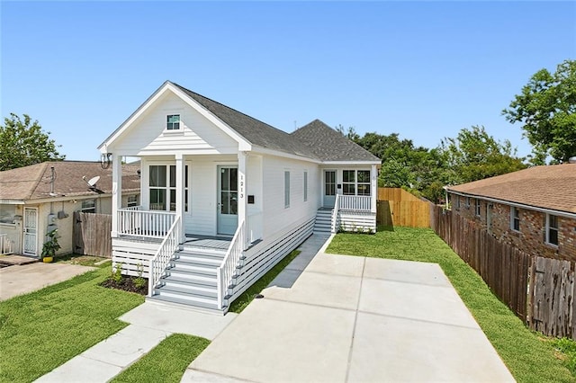 view of front facade featuring a front yard