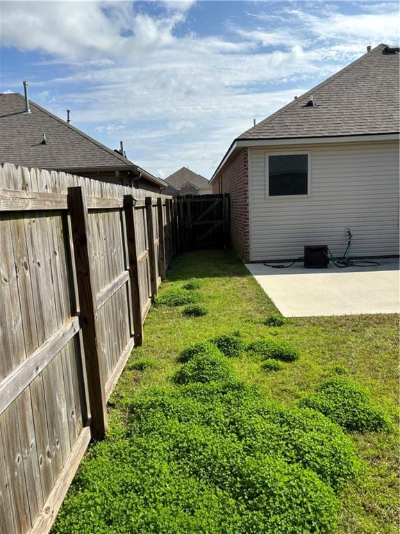 view of yard with a patio