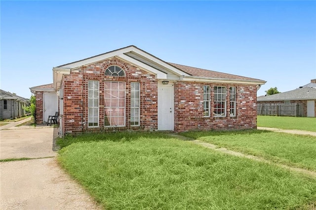 single story home featuring a front yard