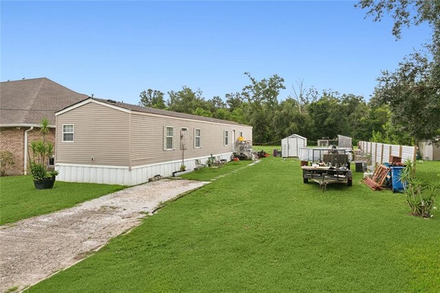 view of yard featuring a storage shed