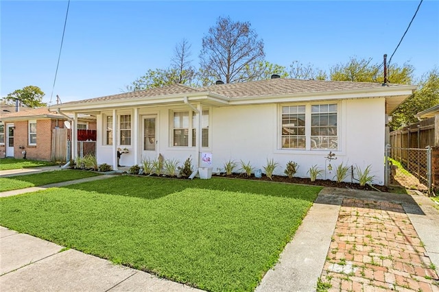 view of front facade featuring a front lawn