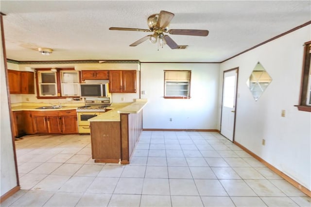 kitchen featuring sink, crown molding, white range with gas cooktop, kitchen peninsula, and ceiling fan