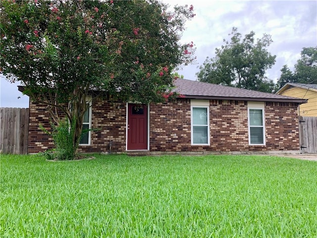 view of front of property featuring a front yard