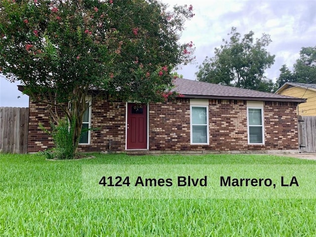 view of front of home featuring a front yard