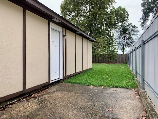 view of yard with a patio area