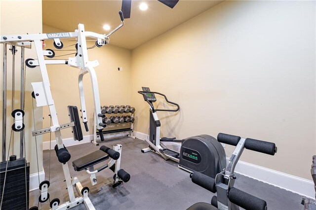 exercise room featuring ceiling fan