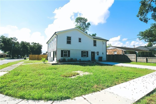 view of front of property featuring a front yard