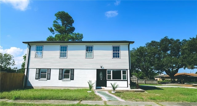 view of front of property featuring a front lawn