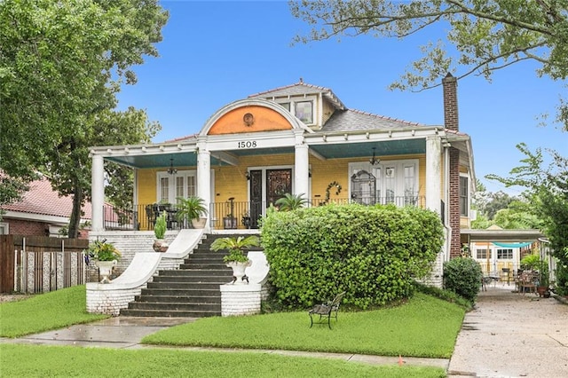 view of front facade featuring a front yard and a porch