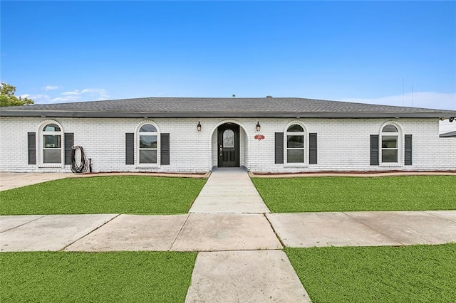 view of front facade with a front yard