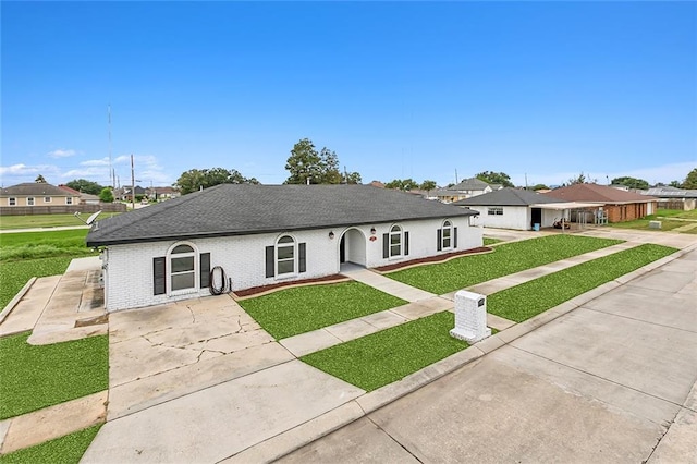 ranch-style house featuring a front lawn