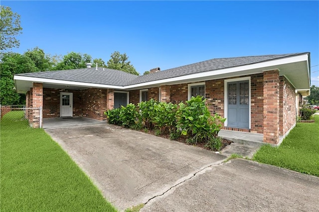 single story home with a front lawn