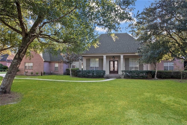 view of front of home featuring a front yard