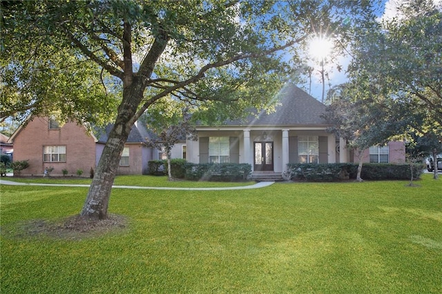 view of front facade featuring a front yard