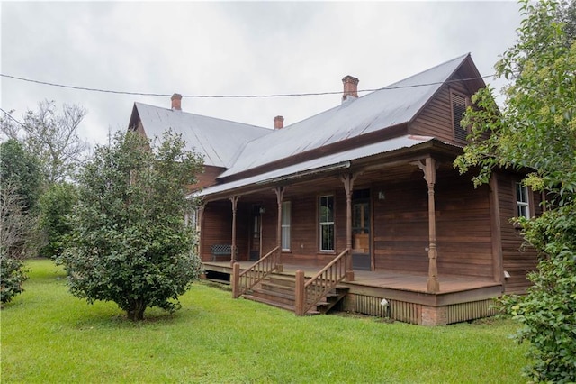 view of front facade featuring a front lawn and covered porch