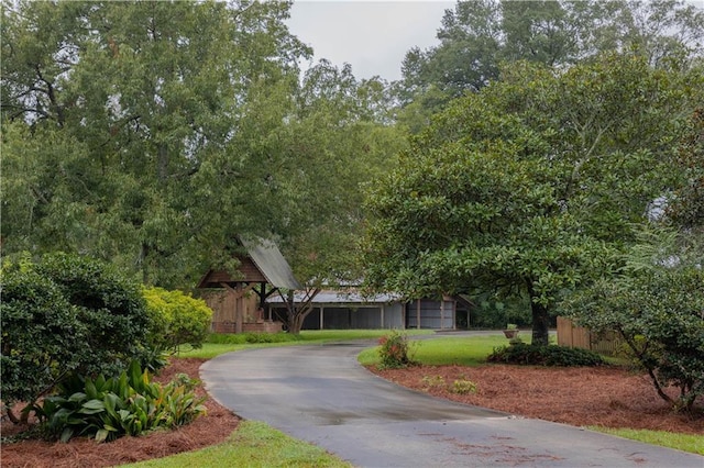 view of front facade featuring driveway