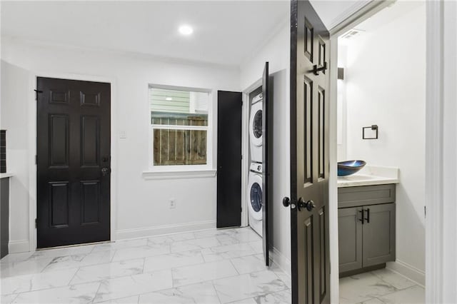 foyer entrance featuring stacked washer / dryer