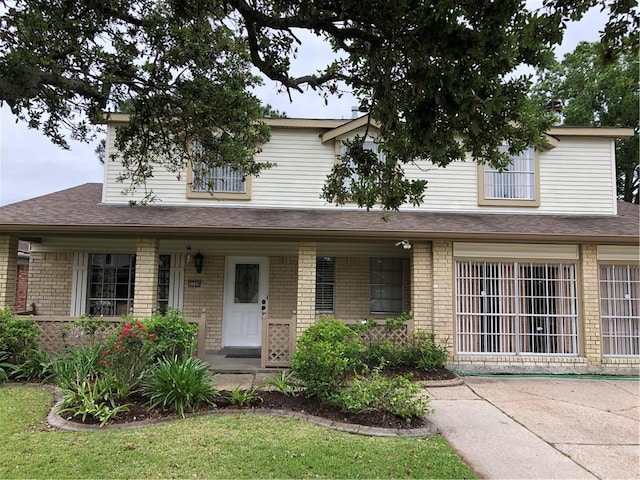 view of front of property featuring a porch and a front lawn