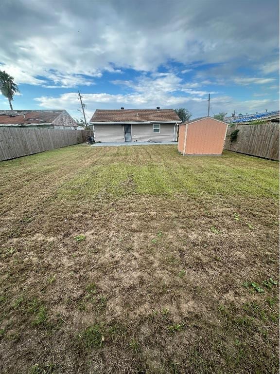 view of yard featuring a shed