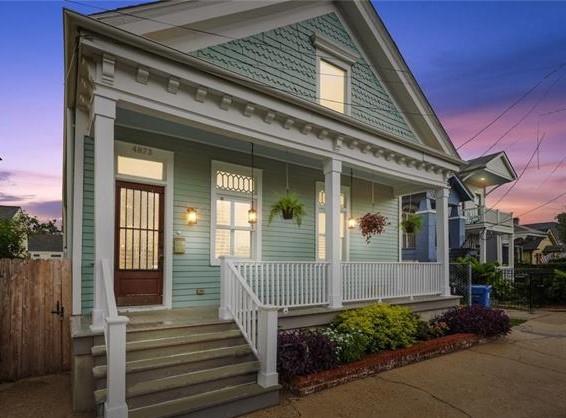 view of front of house with a porch