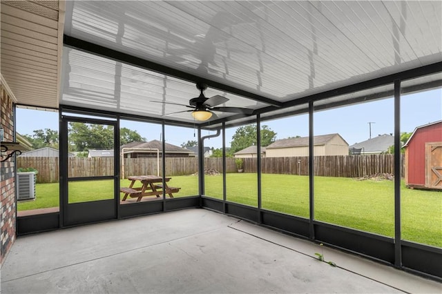 unfurnished sunroom with a healthy amount of sunlight and ceiling fan